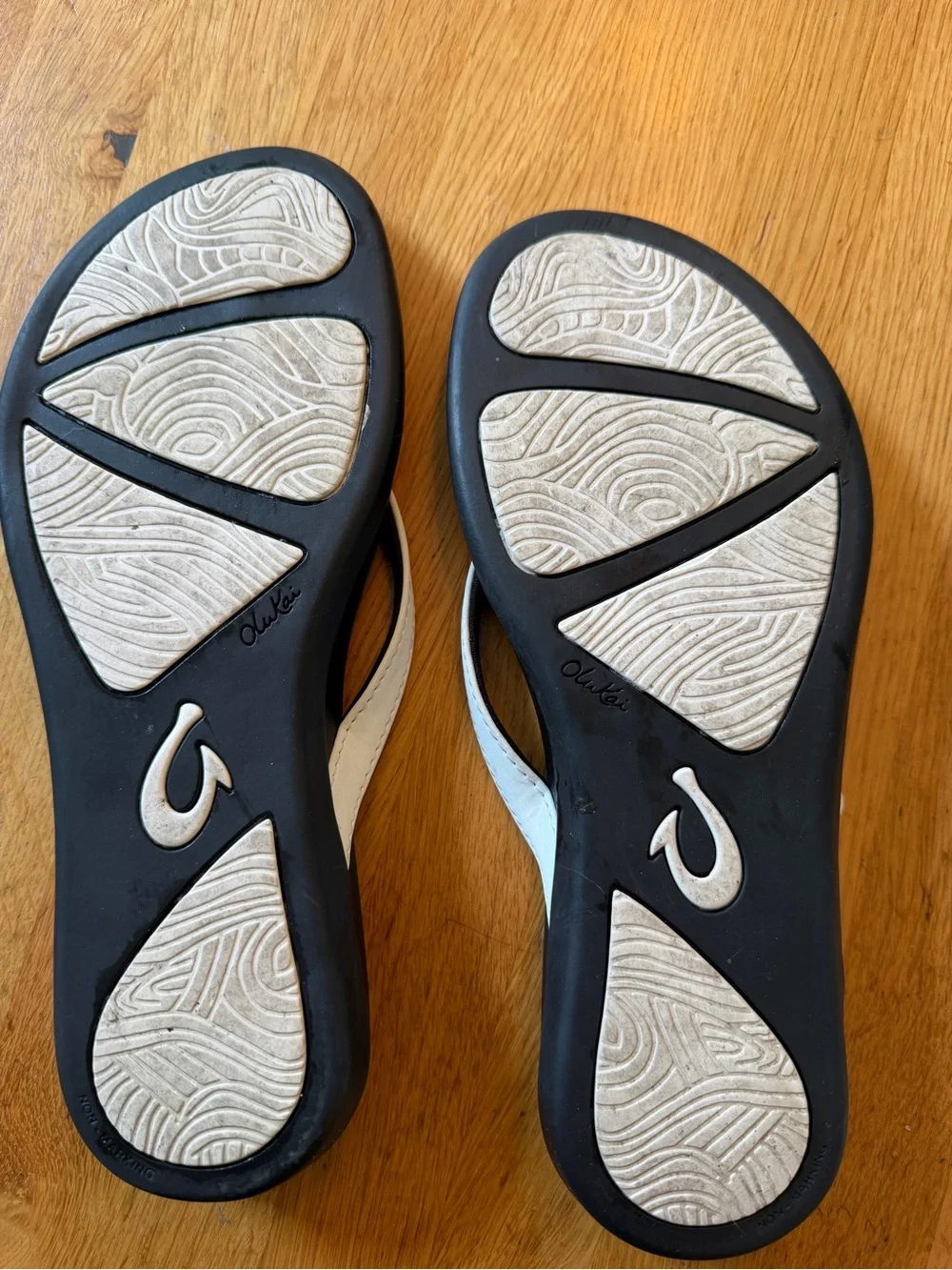 OluKai Women's Black and White FlipFlops - Picture 3 of 4